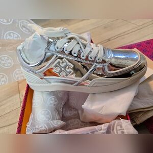 Tory Burch Clover Court Metallic TPU Sneakers Argento/Oyster | Women’s Size 7 |